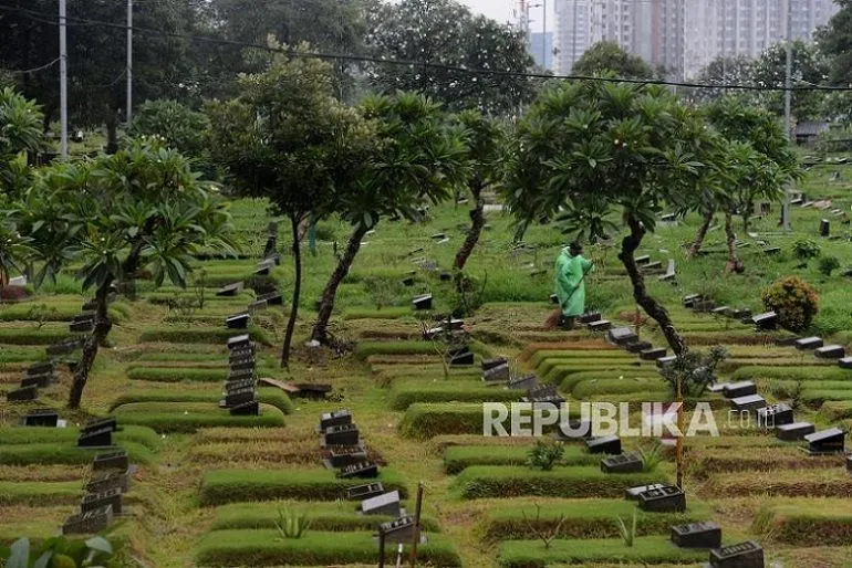 Petugas saat membersihkan Tempat Pemakaman Umum (TPU) Karet Bivak, Jakarta Pusat