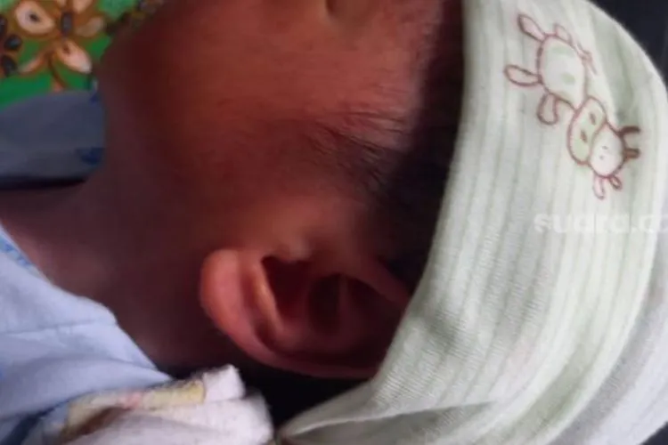 Muhamad Aftar Rifaldo, bayi pasangan Ahmad Nazri dan Suraeda, memiliki kuping berbentuk mirip lafadz Allah saat ditemui di rumahnya di Poris Gaga, Cipondoh, Kota Tangerang, Selasa (2/3/2021). [Suara.com/Muhammad Jehan Nurhakim]