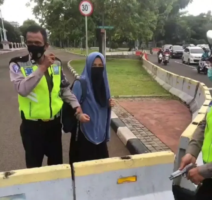 Seorang Wanita Tak Dikenal Bawa Senpi Menerobos Istana Negara, Terlihat di CCTV!