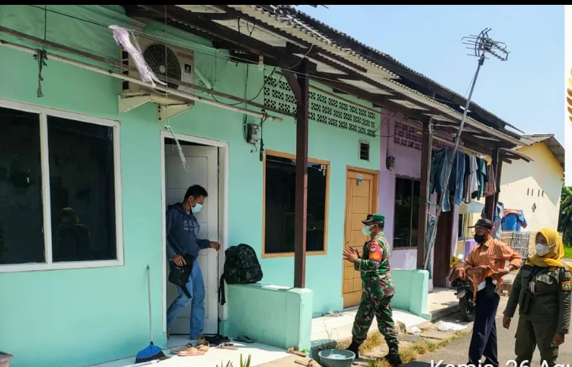 Petugas mengevakuasi warga positif Covid-19 ke Rusun Nagrak, Cilincing, Jakarta Utara