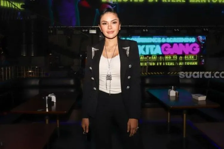 Aktris Nikita Mirzani saat peluncuran single dan video klip perdananya yang berjudul 'Nikita Gang' di Holywings Gatot Subroto, Jakarta Selatan, Rabu (9/6/2021). [Suara.com/Alfian Winanto]