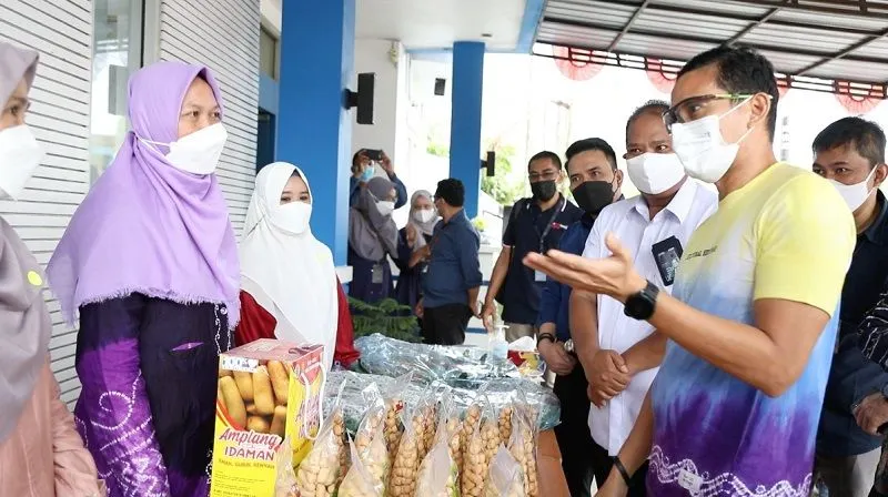 Menteri Pariwisata dan Ekonomi Kreatif, Sandiaga Salahuddin Uno, mengunjungi nasabah Permodalan Nasional Madani di Banjarmasin pada Kamis, 2 September 2021