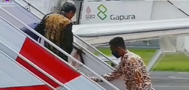 Presiden Joko Widodo sudah dua kali memegangi orang yang hapir jatuh saat naik dan turun tangga.