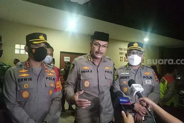Wakil Kepala RS Polri Kombes Umar Shahab memberikan keterangan pers terkait hasil otopsi Zakiah Aini, penyerang Mabes Polri, Kamis (1/4/2021) dini hari. [Suara.com/Fakhri Fuadi Muflih]