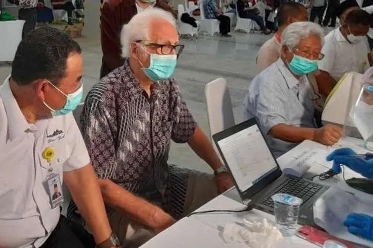 Franz Magnis-Suseno atau Romo Magnis saat mengikuti vaksin Covid-19 massal bersama tokoh lintas agama di Masjid Istiqlal, Jakarta, Selasa (23/2/2021). (Foto: Dok. Kemenag)