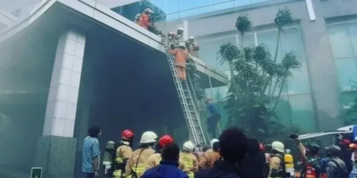 Petugas tengah berusaha memadamkan kebakaran Gedung Cyber 1 di Kuningan Barat, Jakarta Selatan, Kamis (2/12/2021) siang.