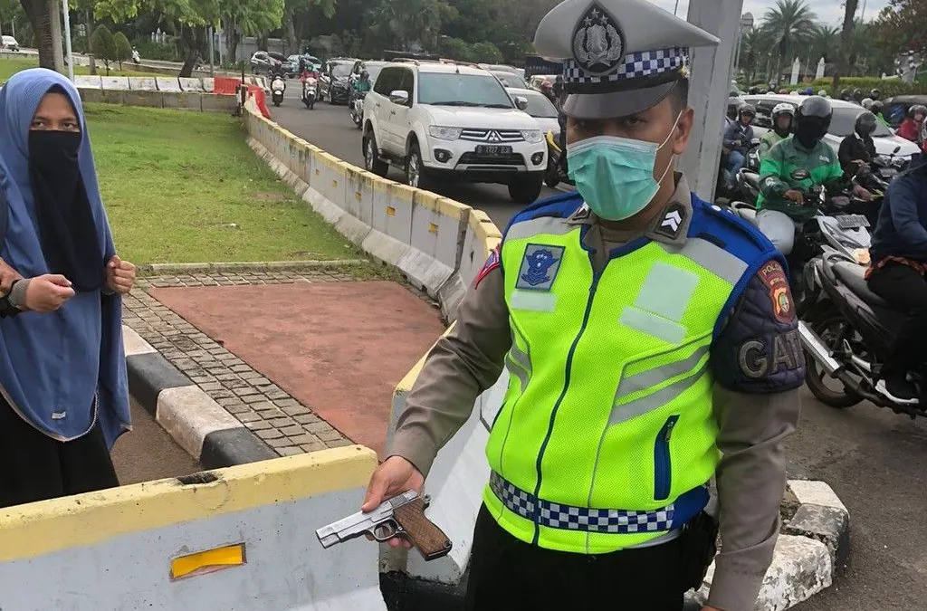 Seorang perempuan menerobos masuk ke Istana Negara, Jakarta pada Selasa, 25 Oktober 2022.