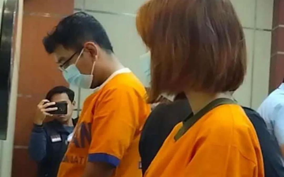 Pemeran video kebaya merah yang viral kini memakai baju tahanan berwarna oranye. Mereka sudah ditetapkan sebagai tersangka.