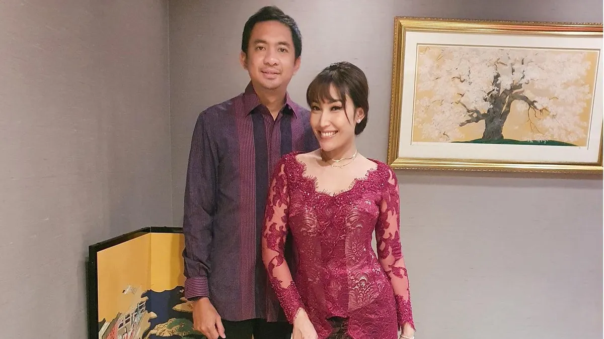 Ayu Dewi dan suami, Regi Datau