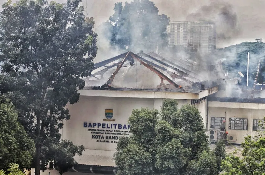 Pemadaman api dalam kebakaran Gedung Bappelitbang di area Pemkot Bandung, Senin, 7 November 2022. 