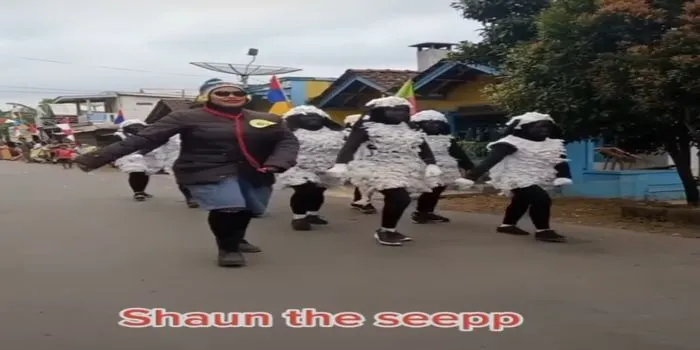 peserta gerak jalan unik berkostum Shaun The Sheep / instagram @undercover.id