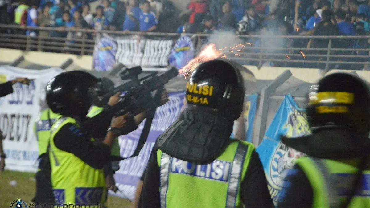 Polri Sebut Gas Air Mata Tak Mematikan, Netizen Minta Polisi Tukar Posisi!