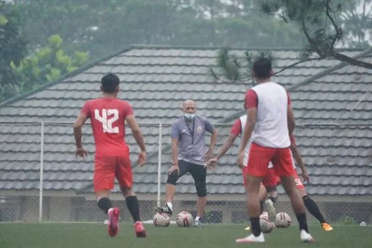 Pelatih Persija Sudirman sedang memimpin latihan, Senin (1/3/2021) / (dok Persija)
