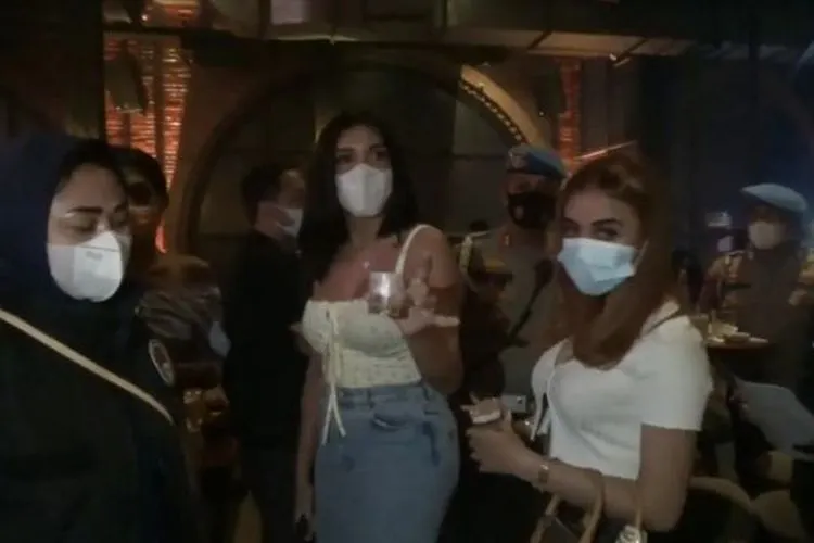 Millen Cyrus saat razia protokol kesehatan di Bar Brotherhood, Gunawarman, Jakarta Selatan. [Screenshot/Istimewa]