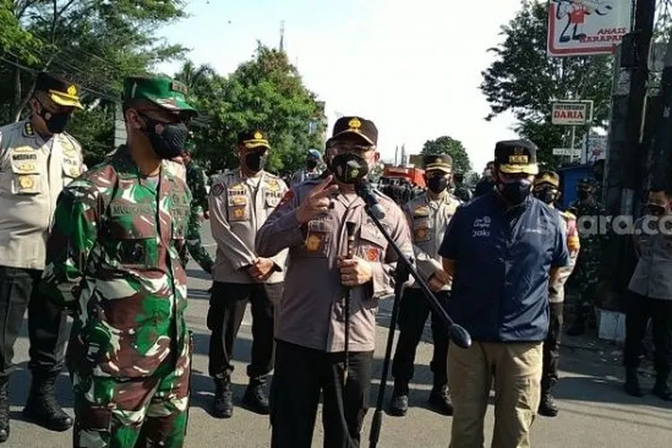 Kapolda Metro Jaya Irjen Fadil Imran bersama Gubernur Anies di pos penyekatan PPKM Darurat. (Suara.com/M Yasir)