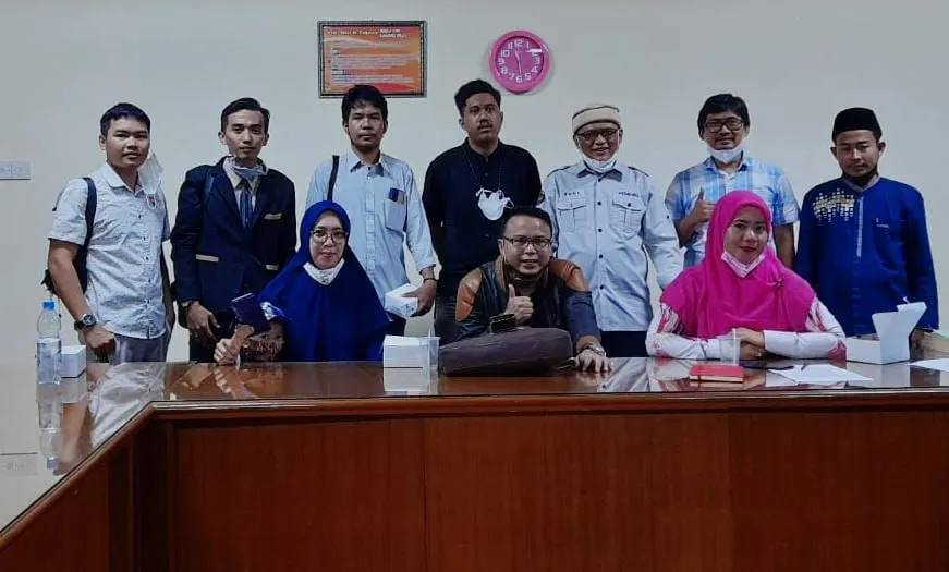 Kuasa hukum korban berfoto bersama dengan Komisi Disiplin Universitas Ibn Khaldun Bogor (Dok Kuasa Hukum)