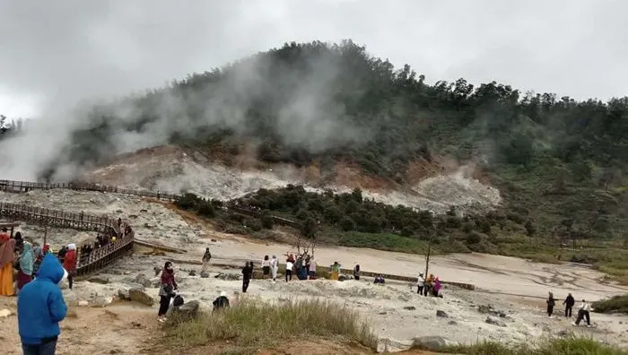 Kawah Sikidang, selalu ramai wisatawan di akhir pekan.