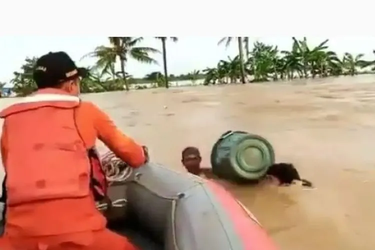Detik-detik evakuasi korban banjir Desa Sumberurip, Kecamatan Pebayuran, Kabupaten Bekasi.[Instagram/net2netnews]