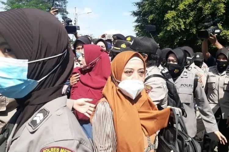 2 wanita simpatisan Rizieq terlibat cekcok dengan polisi karena memaksa masuk ke PN Jaktim. (Suara.com/Yaumal)