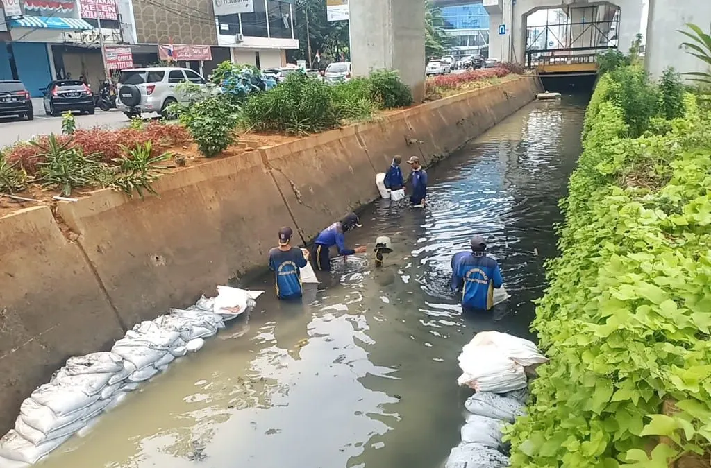 Pengerukan sedimen lumpur di saluran air pemukiman warga, saluran penghubung (PHB) kecil, dan saluran penghubung besar di Kelapa Gading, Jakarta Utara/dok: Kominfotik Jakut