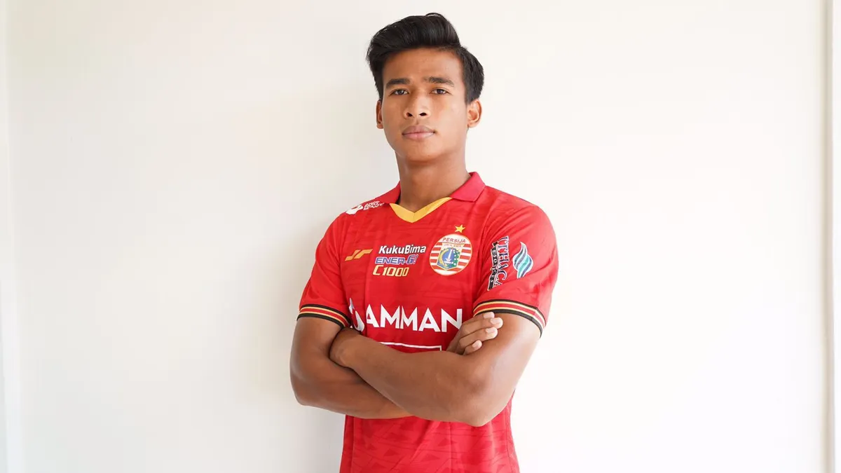 Mantan pemain Persis Solo Irfan Jauhari saat diperkenalkan secara perdana sebagai pemain baru Persija Jakarta.