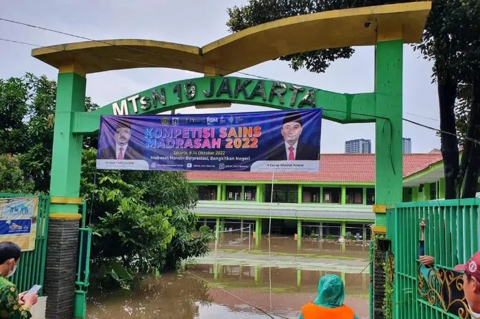 3 siswa MTs 19 Jakarta meninggal dunia tertimpa tembok yang runtuh.