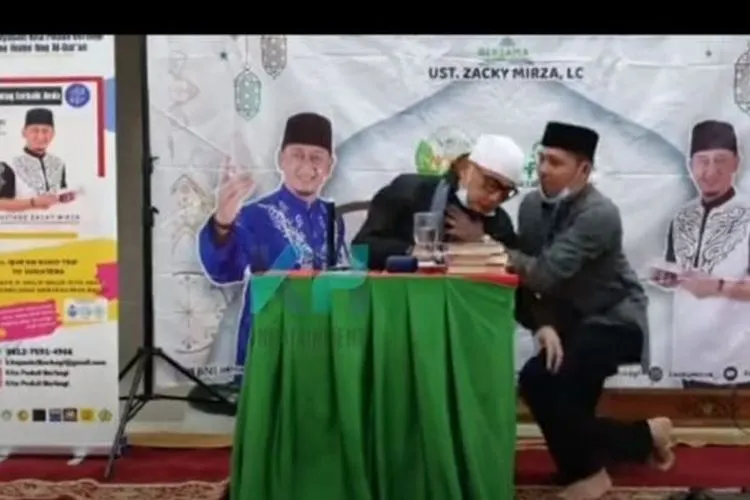 Ustaz Zacky Mirza ambruk saat isi ceramah [YouTube/KH Infotainment]