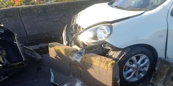 Mobil Nissan March yang tabrak pemotor hingga terjatuh di Flyover Pesing Daan Mogot Jakarta.