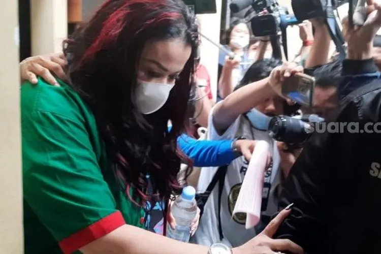 Penampakan Jennifer Jill Supit usai saat keluar dari Polres Jakarta Barat untuk melakukan pemeriksaan kesehatan, Kamis (18/2/2021). [Evi Ariska/Suara.com]