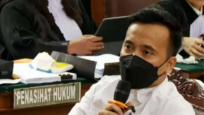 CURHAT - Ajudan Ferdy Sambo, Daden Miftahul Haq saat memberikan kesaksian di Pengadilan Negeri Jakarta Selatan Selasa (8/11/2022).