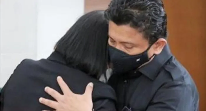 Tangkapan Layar Instagram, Ferdy Sambo peluk Putri Candrawathi