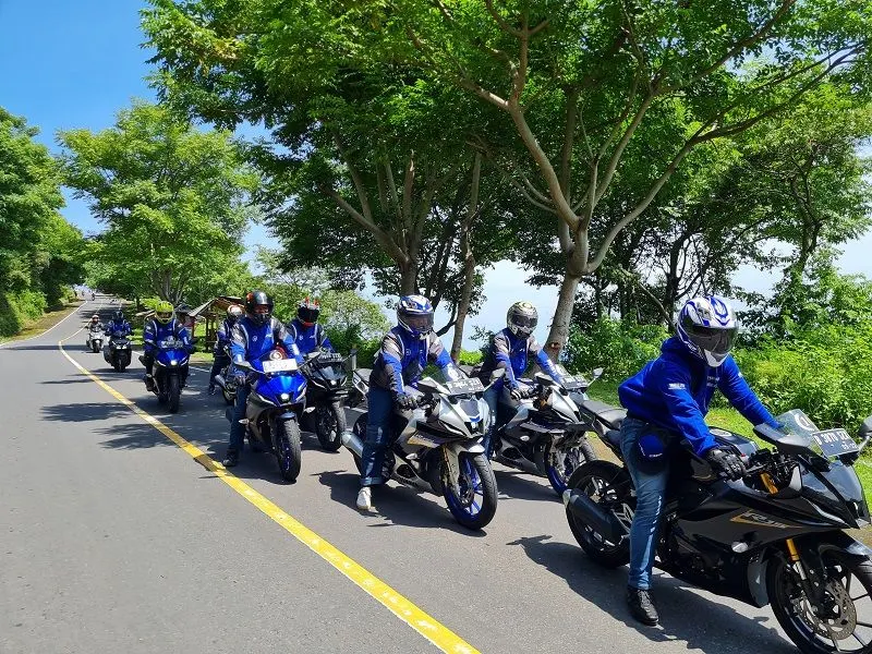 Eksplorasi Keindahan Lombok Dengan All New R15 Connected Dalam Keseruan Event bLU cRU Indonesia. (dok. Yamaha)