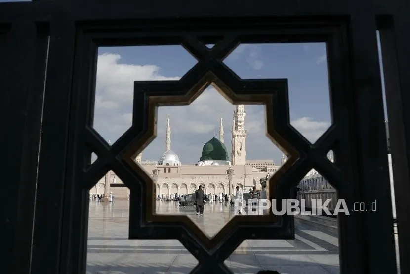 Kubah hijau di Masjid Nabawi, Madinah, Arab Saudi, menjadi tanda di bawahnya terdapat makam Rasulullah saw dan dua sahabat mulia, Abu Bakar dan Umar bin Khattab.