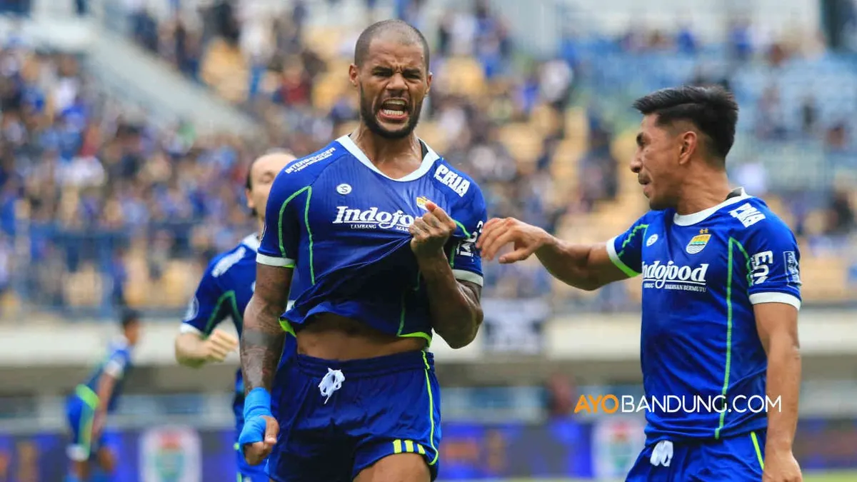Pemain Persib Bandung berebut bola dengan pemain PSIS Semarang dalam pertandingan Liga 1 2022/2023. 
