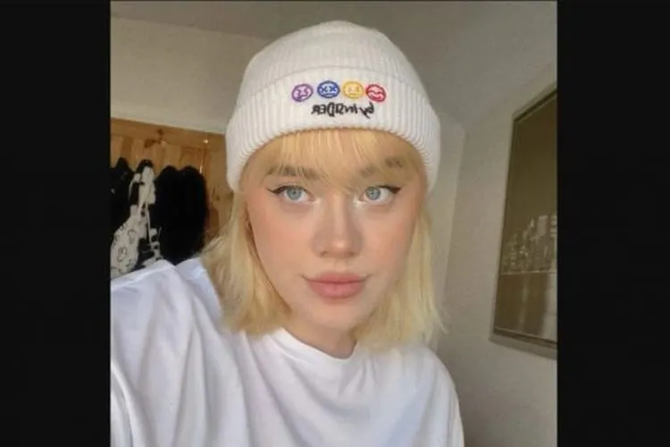 Esme 'Lili' Clemson mencari bantuan untuk operasi payudaranya yang terlalu besar.[Instagram]