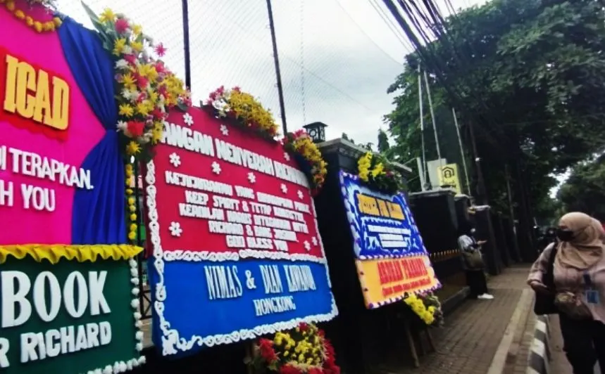 Romantisme Penggemar Bharada E, Kirim Karangan Bunga ke PN Jaksel Sebagai Bukti Dukungan