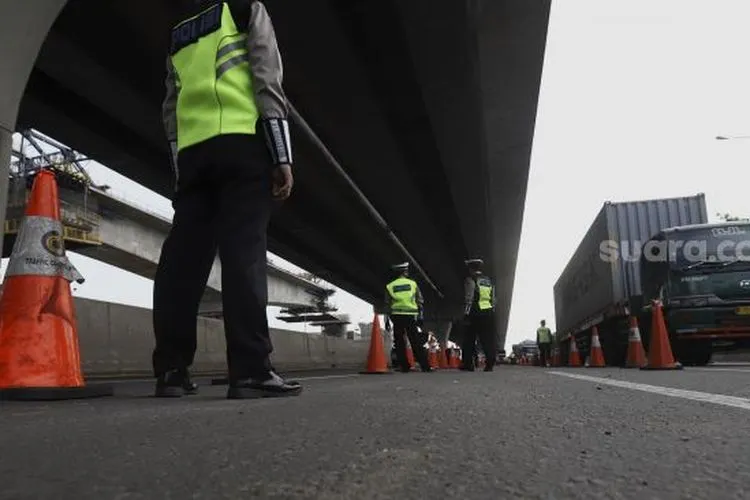 Ilustrasi--Sejumlah polisi berjaga di Pos Penyekatan Larangan Mudik Lebaran. [Suara.com/Angga Budhiyanto]