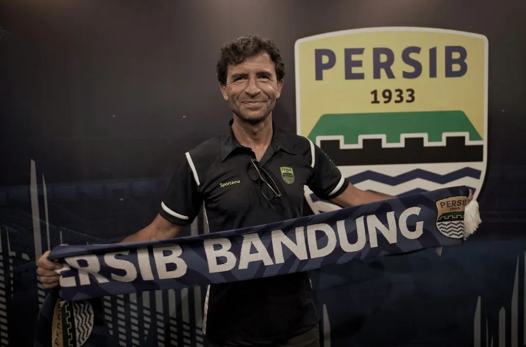 Luis Milla pimpin perdana Persib Bandung menjalani latihan di Stadion Sidolig pada Kamis, 1 September 2022