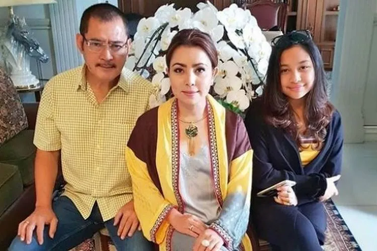 Mayangsari bersama suami, Bambang Trihatmodjo dan putrinya, Khirani Siti Hartina Trihatmodjo. [Instagram]