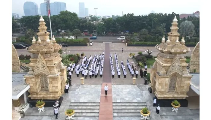 Kemenkes melakukan Tabur Bunga di TMP Kalibata dalam rangka memperingati Hari Pahlawan dan Hari Kesehatan Nasional
