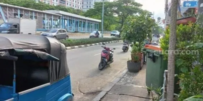 Lokasi driver ojol berinisial IA (39) ditemukan tergeletak diduga ditusuk oleh OTK di depan sebuah penginapan di Jalan Letjen Suprapto, Kemayoran, Jakarta Pusat. Kamis (9/12/2021). 
