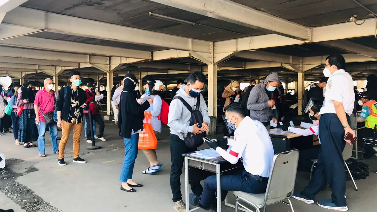 Petugas Stasiun Bogor saat melakukan pemeriksaan sertifikat vaksin kepada calon penumpang.