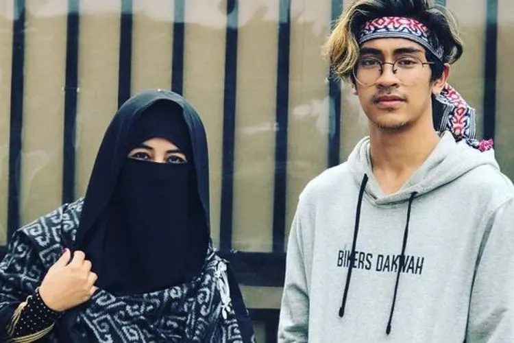 Umi Pipik bersama putranya, Abidzar Al Ghifari. [Instagram]