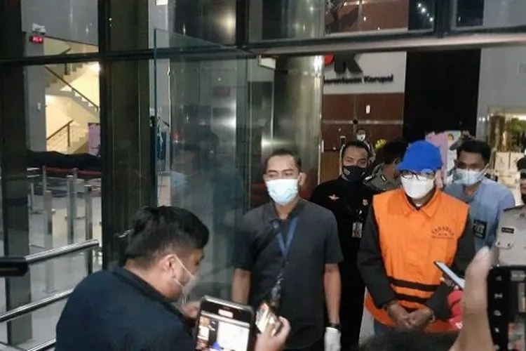 Gubernur Sulawesi Selatan Nurdin Abdullah saat digiring menuju mobil tahanan di gedung KPK, Minggu (28/2/2021) dini hari WIB. (Suara.com/Yaumal Asri)
