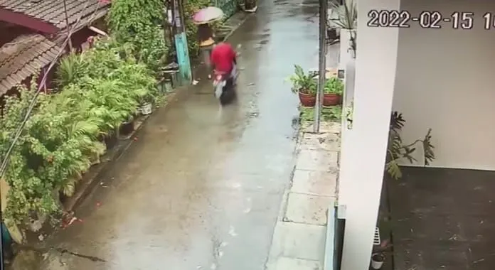 Tangkapan layar CCTV menggambarkan peristiwa yang dialami seorang perempuan yang menjadi korban begal bokong di jalan. 