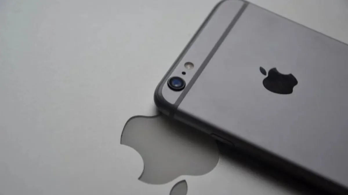 Ilustrasi cara cek IMEI iPhone.