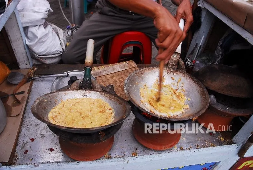Kerak Telor salah satu kuliner legendaris Jakarta