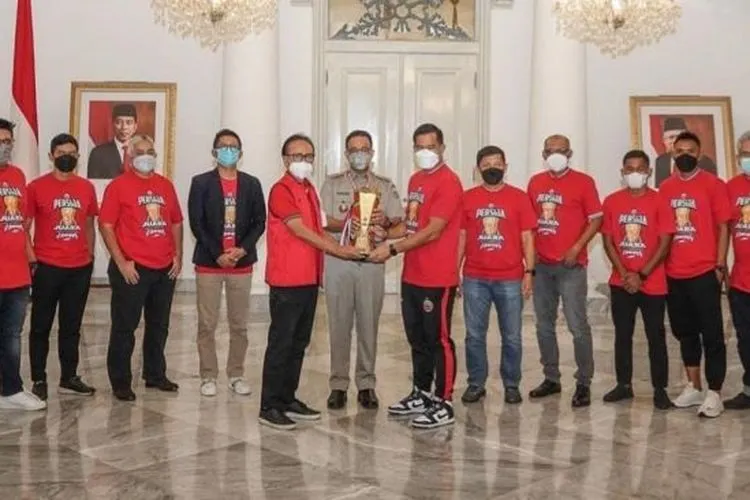 Skuad Persija dan perwakilan Jakmania saat menemui Gubernur Jakarta Anies Baswedan (dok. Persija)