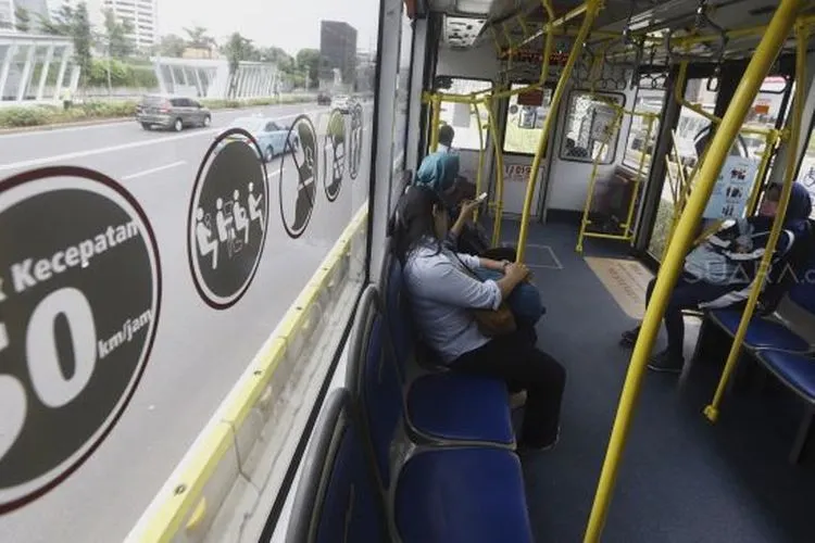 Suasana di dalam bus Transjakarta tujuan Bundaran Senayan, Jakarta, Selasa (17/3).[Suara.com/Angga Budhiyanto]