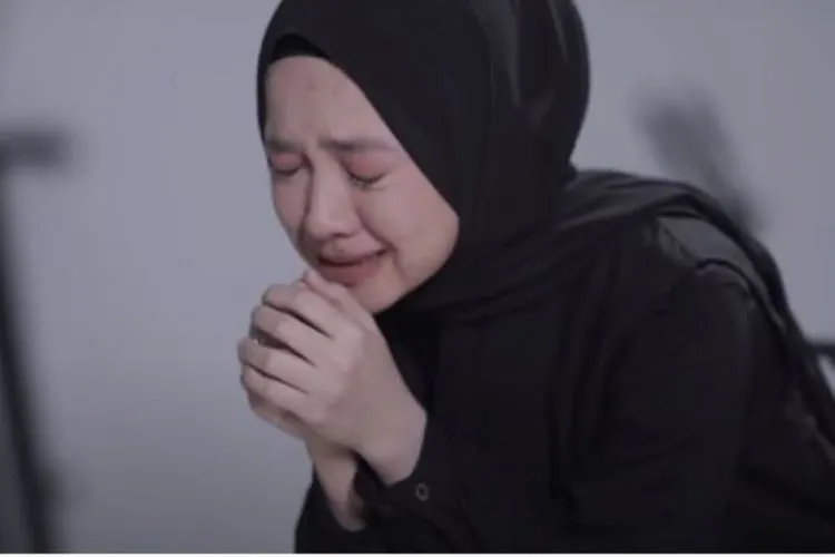 Nissa 'Sabyan' dalam video klip lagu terbarunya, Sapu Jagat / dok. Youtube Sabyan Gambus